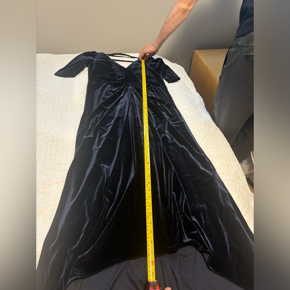 Sleeve V neck & back evening gown - Picture 7 of 7